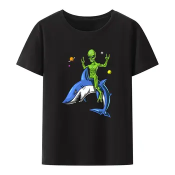 Uzay Alien Sürme Köpekbalıkları Klasik Modal Baskı T-Shirt Serin Kısa kollu Erkek Gömlek Roupas Masculinas Gevşek Nefes Camisetas